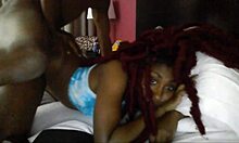 Adolescenta jamaicană drăguță primește un penis monstru în pizda ei
