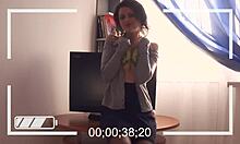 Ερασιτέχνης καστανή πειράζει σε σπιτικό βίντεο με σκισμένα ρούχα