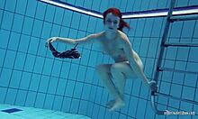 Любительская подросток Катрин раздевается под водой в домашнем видео