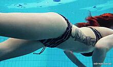 Amatör genç Katrin, bir ev videosunda su altında çıplak kalıyor