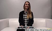 Hemgjord video av en undergiven modell som skriker av njutning under sex