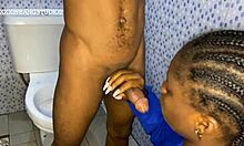 Styvbror ertappad med att runka och knullar petite ebony styvsyster