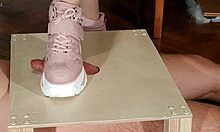 Kekasih femdom mendominasi hamba dengan kasut bot pink dan tumit tinggi dalam video HD